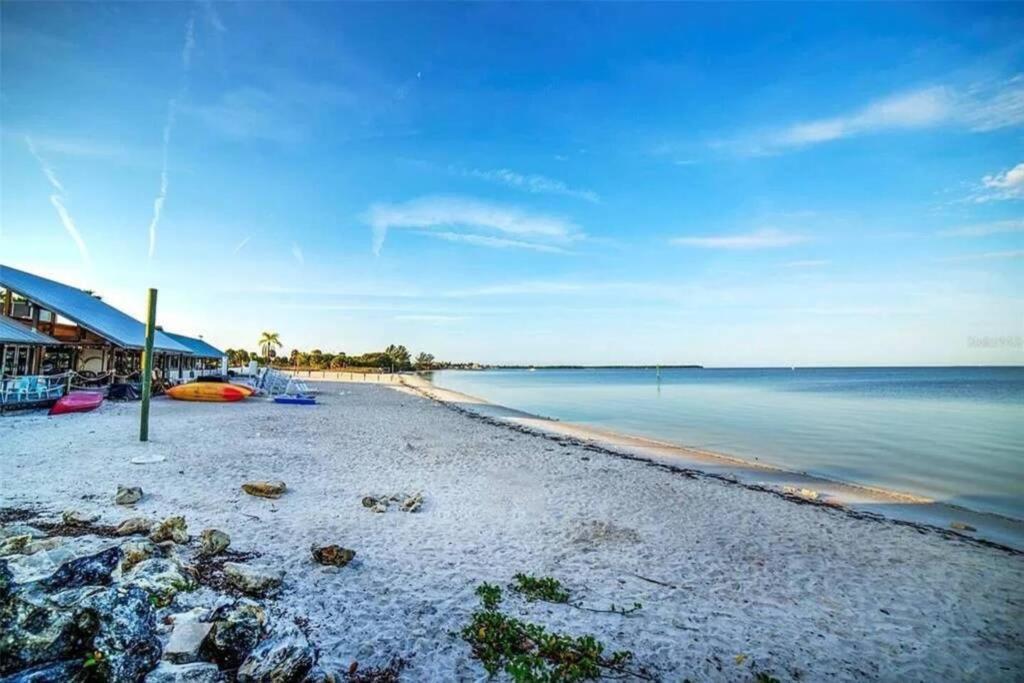 Bay View, Studio206, Beach Steps Away! Pool+Wifi Ruskin Eksteriør billede