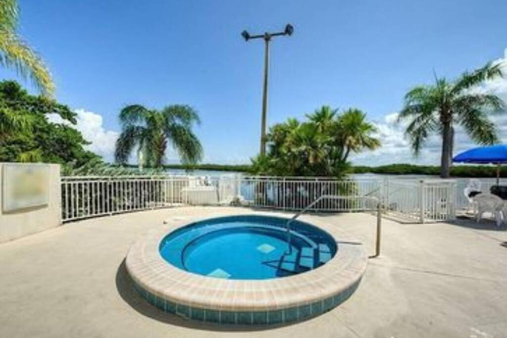 Bay View, Studio206, Beach Steps Away! Pool+Wifi Ruskin Eksteriør billede
