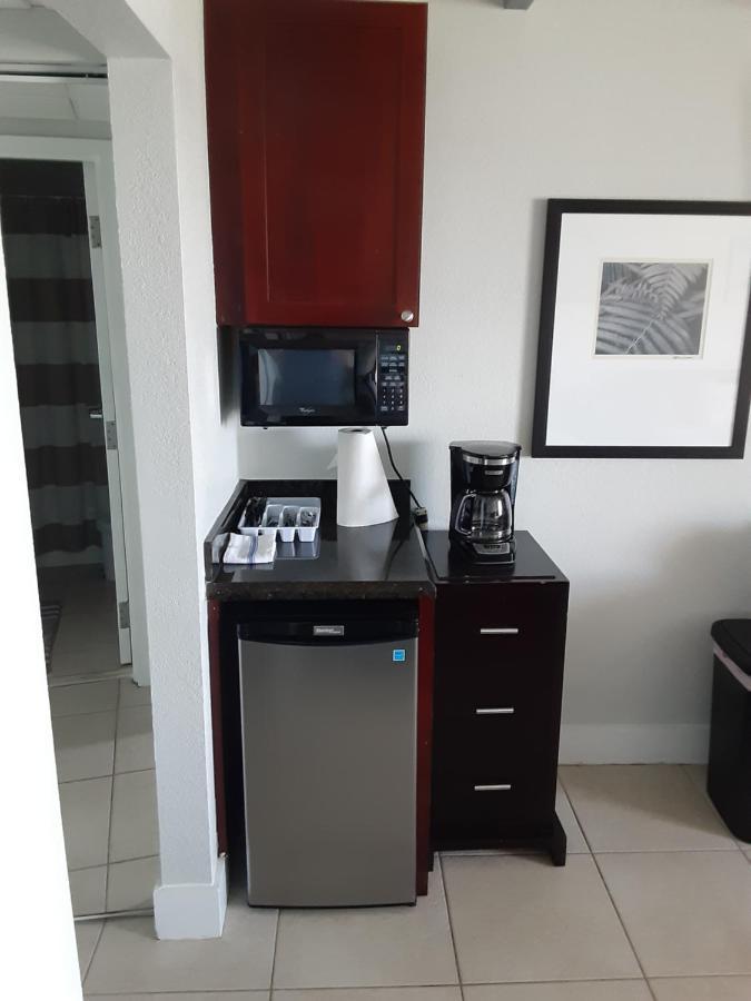 Bay View, Studio206, Beach Steps Away! Pool+Wifi Ruskin Eksteriør billede